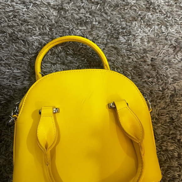 Yellow shoulder bag with silver hardware and zipper closure. - Picture 3 of 6